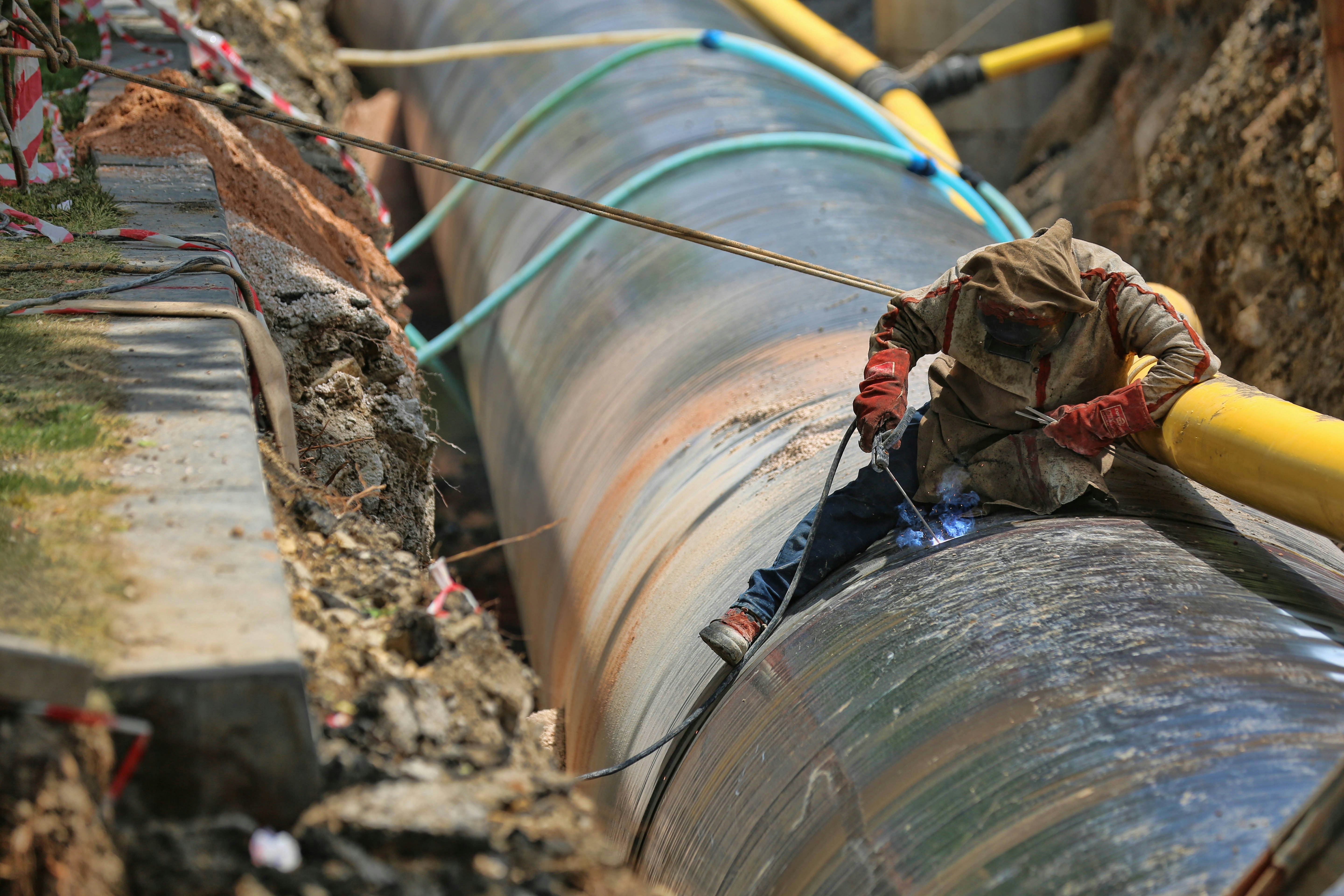 Natural gas line worker training